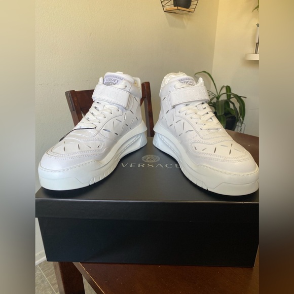 Versace - Picture 4 of 4